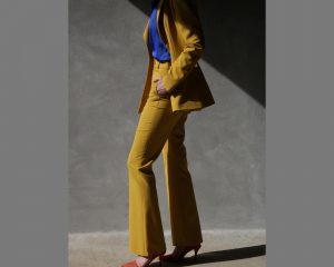 ragazza che indossa tailleur pantalone giallo